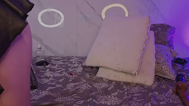 CandyQueenGold's cam snapshot