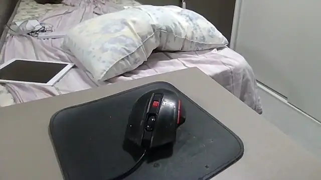 JUNINHOLEKEJR live sex cam