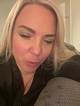 Bustyblondebabe32 live sex cam