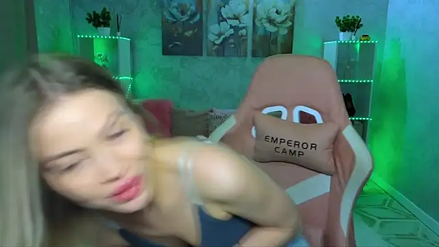 EmmyMills's cam snapshot