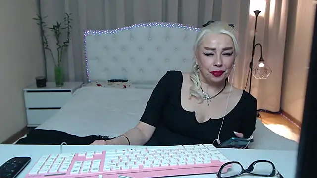 KatrinaCharm's cam snapshot