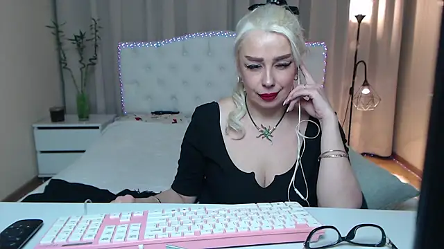 KatrinaCharm's cam snapshot