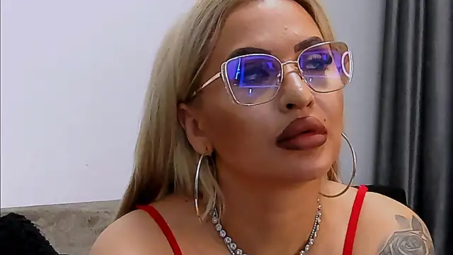 LovelyBlondyxx's cam snapshot