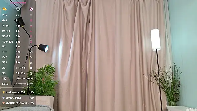 Playful_Lia's cam snapshot