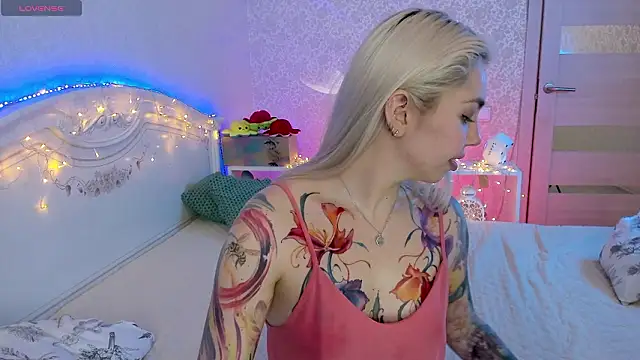 LillyMoure_'s cam snapshot