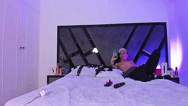 DerryAndIzzy's cam snapshot