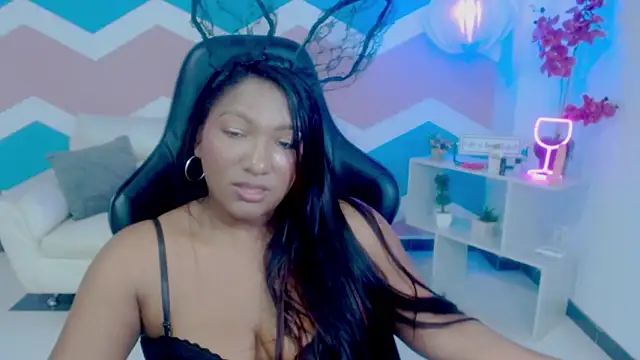 amara_brunette's cam snapshot