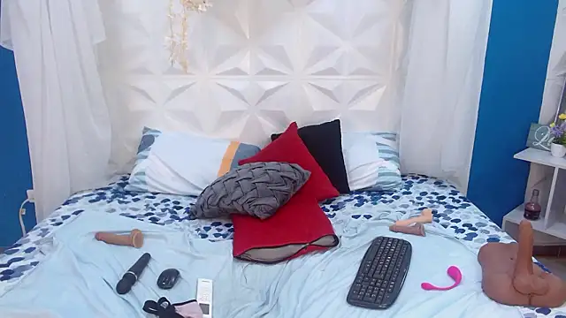 adisson_petite1's cam snapshot