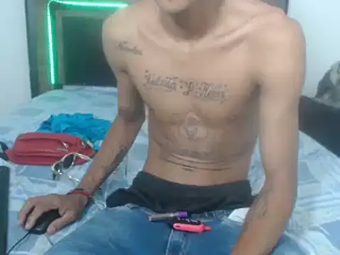 Skinny_horny_boy's cam snapshot