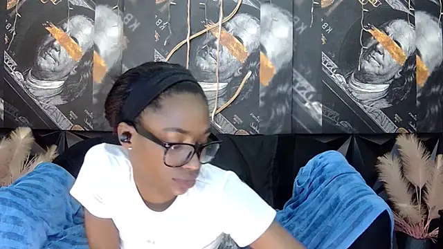 Lilmisbaddyxxx's cam snapshot