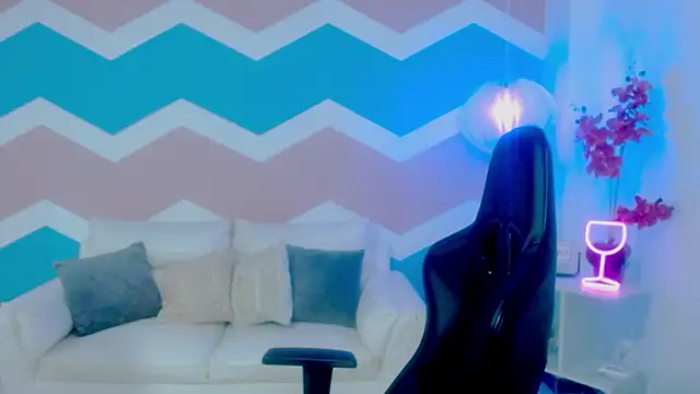 amara_brunette's cam snapshot