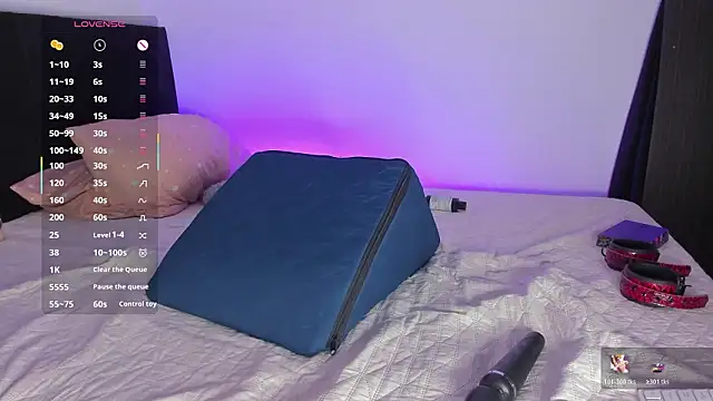 santinaughty's cam snapshot