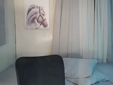 holly_bitch live sex cam