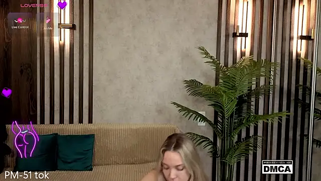 Holl1Would's cam snapshot