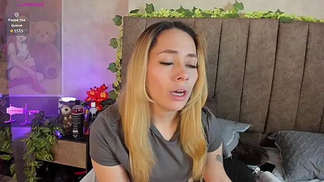 LanaMills_'s cam snapshot