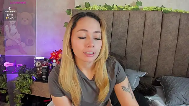 LanaMills_'s cam snapshot