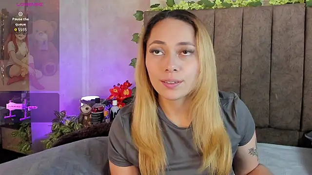 LanaMills_'s cam snapshot