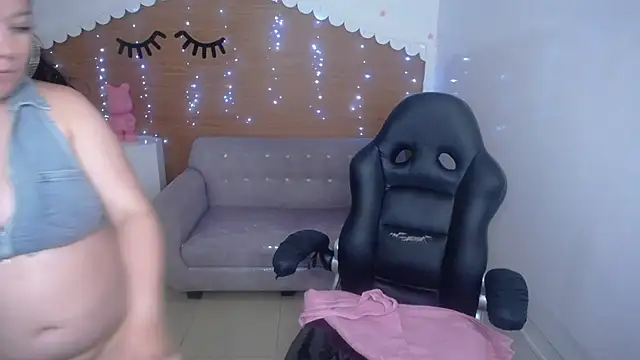 emma_adams_t's cam snapshot