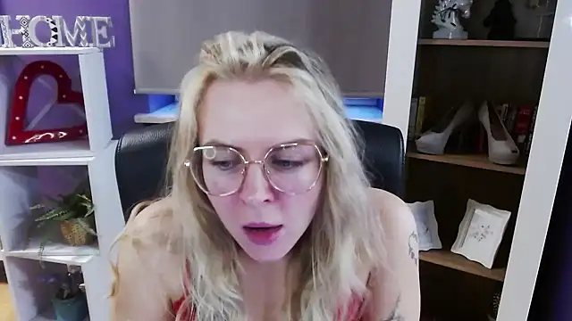 Zoey_Erotic's cam snapshot