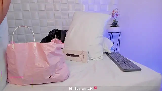 anny_rouse24's cam snapshot