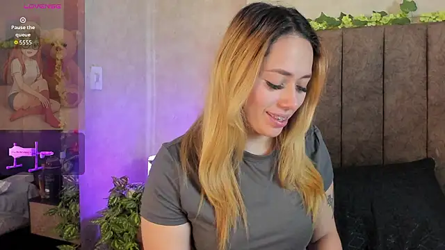 LanaMills_'s cam snapshot