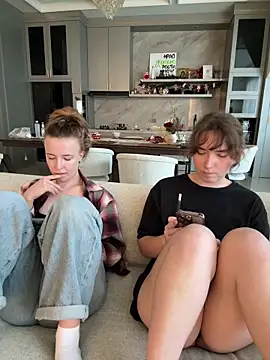 Nura_n_Sarah's cam snapshot