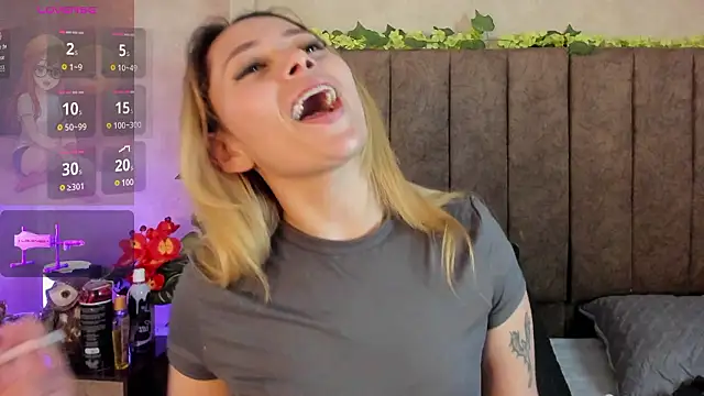 LanaMills_'s cam snapshot