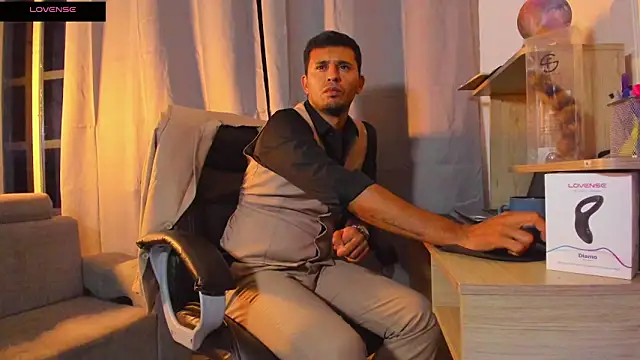 Hideintheoffice live sex cam