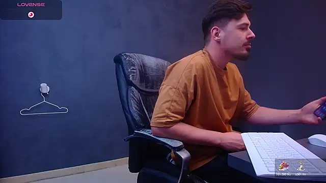 EnzoRace live sex cam