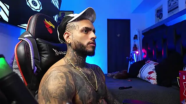 logan_hugh8's cam snapshot