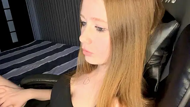 EmilyBubble's cam snapshot