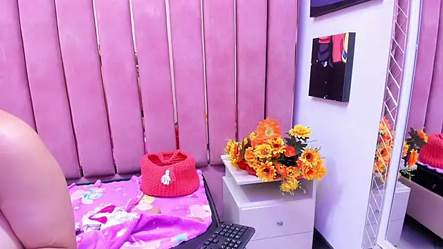 EmilyMIlkAnal live sex cam