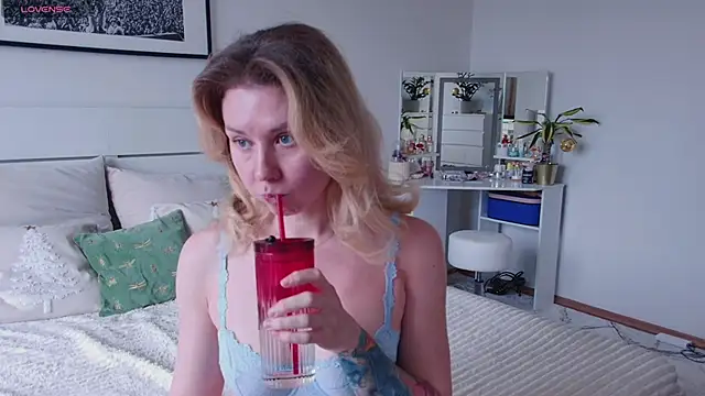 chillwithella's cam snapshot