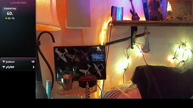 Pussyeat2please live sex cam