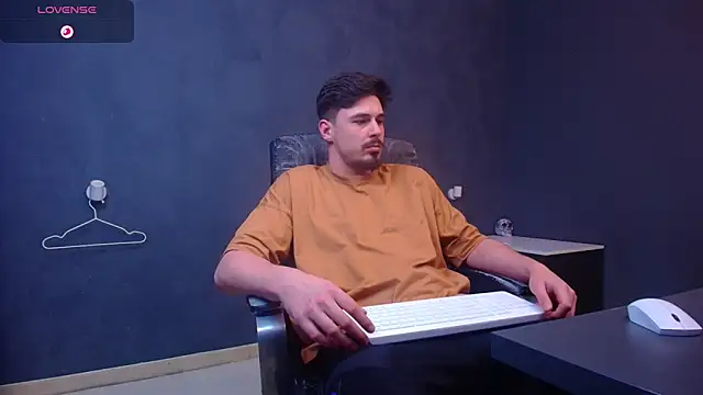 EnzoRace live sex cam