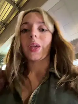 LoraaDoll live sex cam