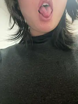 Cheating-wife live sex cam