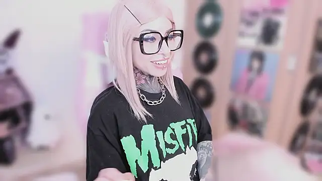 NikkiRamone live sex cam