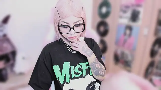 NikkiRamone's cam snapshot