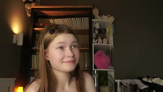 LynHillaire live sex cam