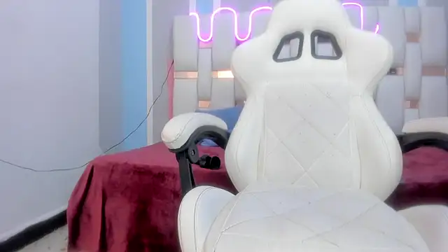 mask_red_girl's cam snapshot