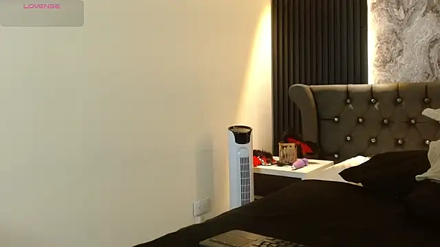 Lolagolden1 live sex cam