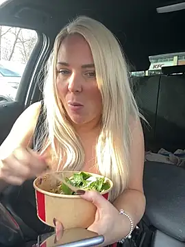 Bustyblondebabe32's cam snapshot