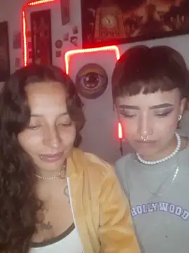 AlexxaAndRileyy live sex cam