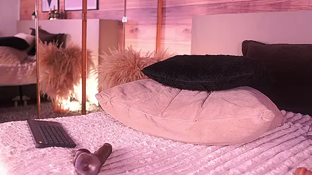 IzzyWild live sex cam