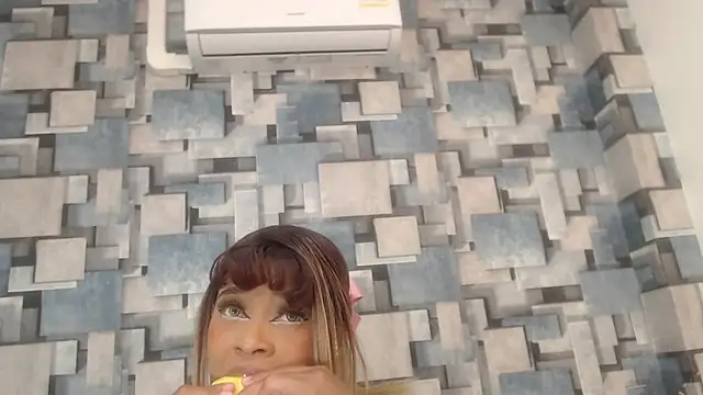 angel_dthroatt's cam snapshot