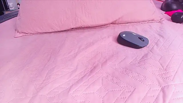 Auroraa_miller's cam snapshot