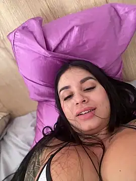 LaraHenao live sex cam