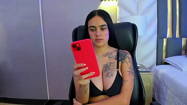 ChloeHarper_'s cam snapshot