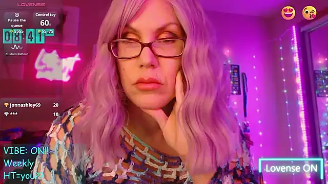 EmmaIsHere live sex cam